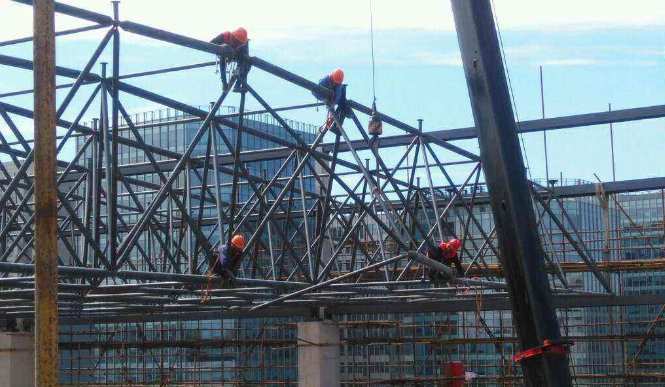 阳泉论网架装配施工中搭设脚手架应当留神的事故